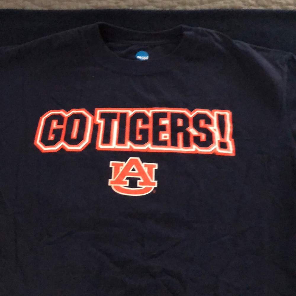 Unisex Auburn T-shirt size medium